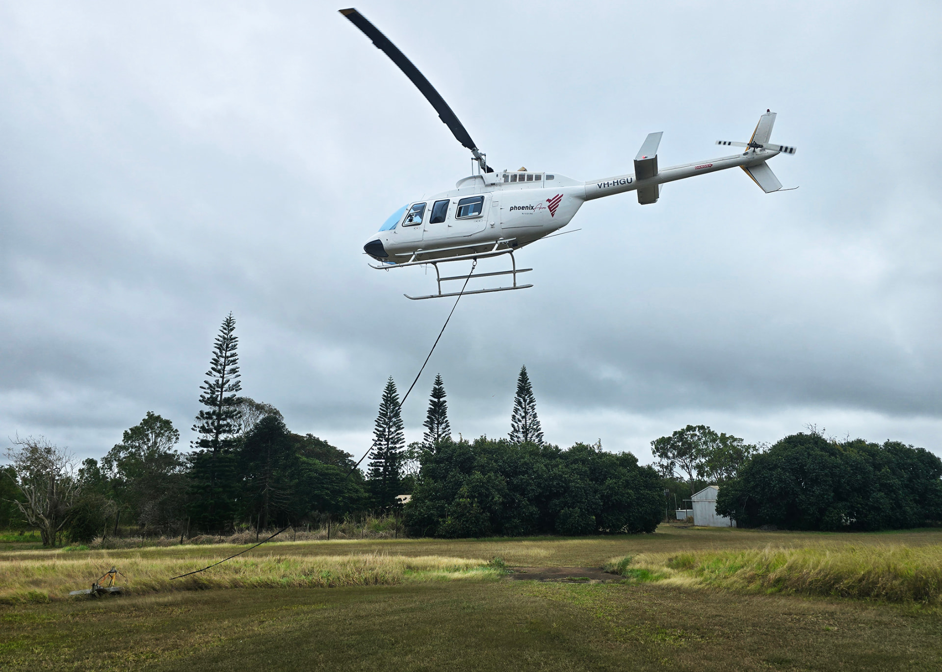 Phoenix Aero Niugini Bell 206 on a long-line lift task